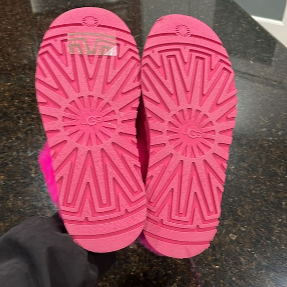 Ugg Disquette platform slippers
Hot pink
Gently used indoors only
Size 9 - Picture 5 of 8